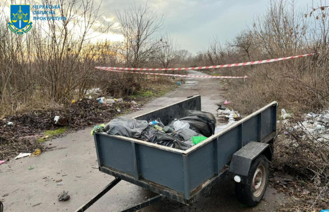 Затолкала младенца в пакет и выбросила в мусорный бак — в Черкасской области 25-летнюю женщину подозревают в убийстве новорожденного ребенка