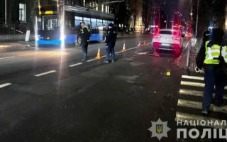 В Виннице водитель Mercedes на большой скорости сбил двух девушек на пешеходном переходе, видео