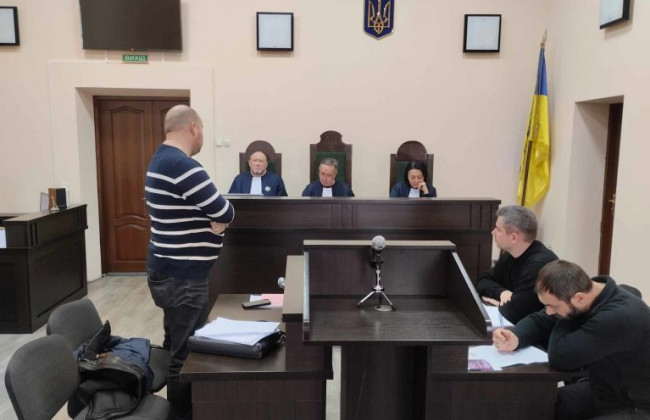 Пока отец на передовой, сын поджигает военные авто на заказ — суд в Виннице оставил под арестом 18-летнего парня