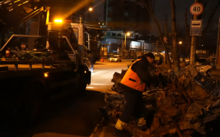 В Киеве начался процесс уборки сгоревших автомобилей с улиц города – видео