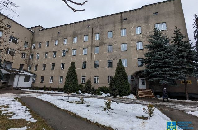 В Ровенской области за некачественные окна, установленные после обстрела, будут судить директора больницы