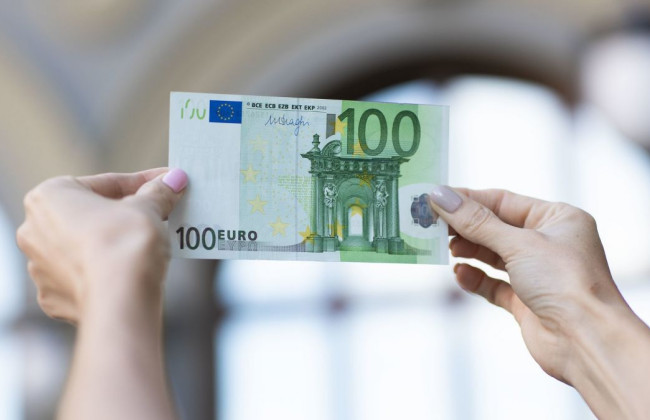 На Сумщині комунальники викинули на смітник 6 тисяч євро, подумавши, що це сувенір – ЗМІ