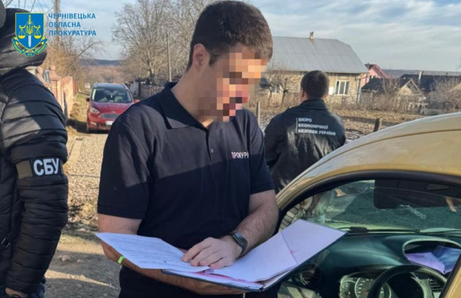 На Буковині голову сільради підозрюють у розтраті 1,4 млн грн на закупівлі одягу для військових