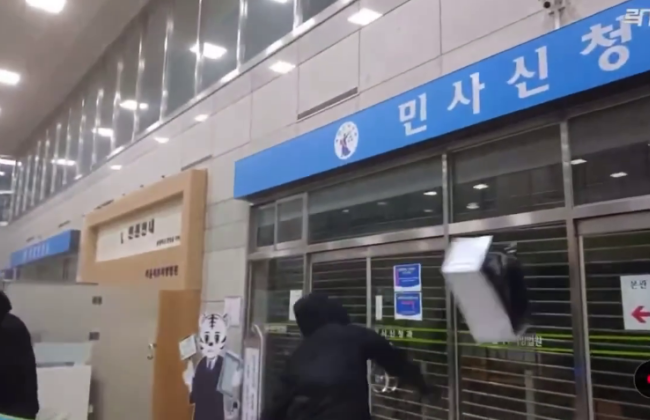 Сторонники президента Южной Кореи устроили погром в суде, который взял его под стражу