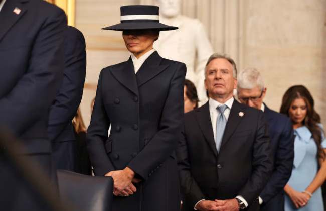 Первая леди США Мелания Трамп на инаугурацию надела пальто от Adam Lippes и шляпку от Eric Javits
