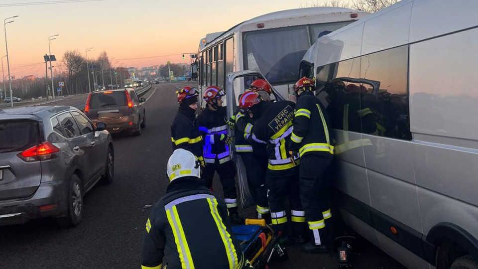 У поліції попередили про ускладнений рух транспорту в напрямку Житомира через ДТП