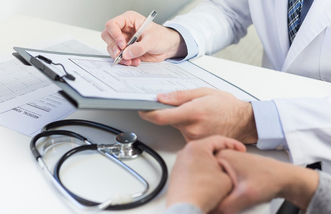 Врач обязан компенсировать медицинскому заведению расходы, понесенные на лечение пострадавшего из-за его халатности, — Верховный Суд