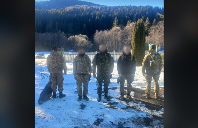На Закарпатье задержали мужчин, одетых в военную форму, которые направлялись в Румынию — видео