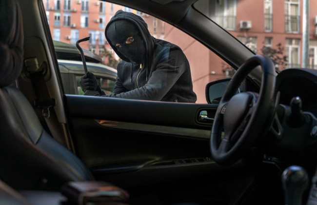 У Києві, поки автомобіль проходив техогляд на СТО, його обікрали