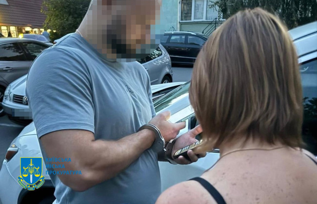 В Киеве будут судить частного исполнителя за незаконное снятие ареста с квартиры 8-летней девочки