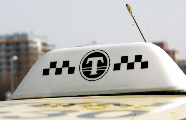 В Латвии предлагают ввести языковые требования для украинцев, которые работают водителями такси