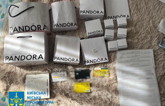 У Києві повідомили підозру айтішнікам, які «оформили» собі знижку на прикраси Pandora