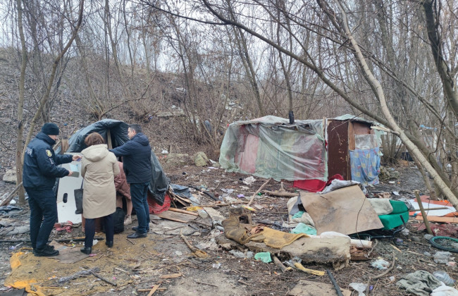 На Тернопольщине в посадке жила в халабуде семья с пятью детьми