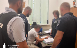 Чиновника Херсонской ОГА будут судить за закупку некачественной одежды для военных