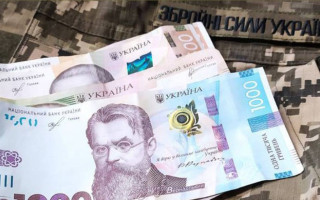 Додаткова винагорода військовослужбовцям: хто отримає 15 тис грн, а хто — 100 тис грн