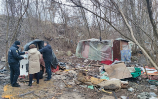 На Тернопольщине в посадке жила в халабуде семья с пятью детьми
