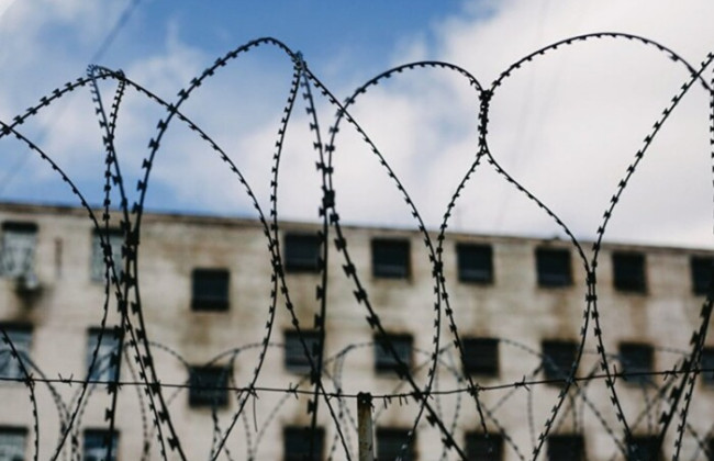 Апеляційний суд змінив покарання з умовного на реальне чоловіку, який зберігав вдома боєприпаси та наркотики