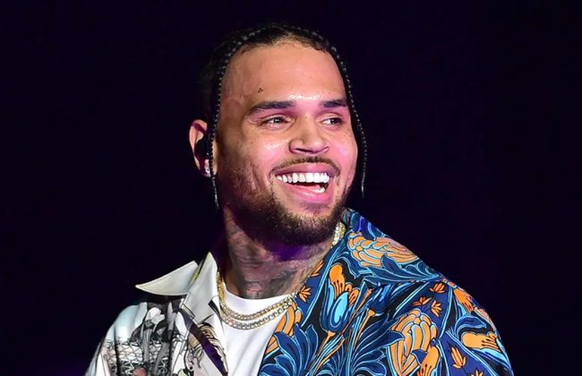 Кріс Браун подав позов про наклеп на Warner Bros, яка звинуватила співака у насильстві в документальному фільмі