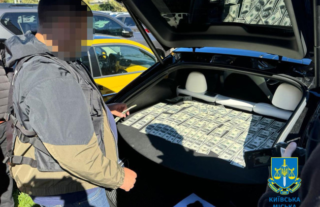 У Києві судитимуть викладача, який «продавав» бронювання від мобілізації за $10 тисяч