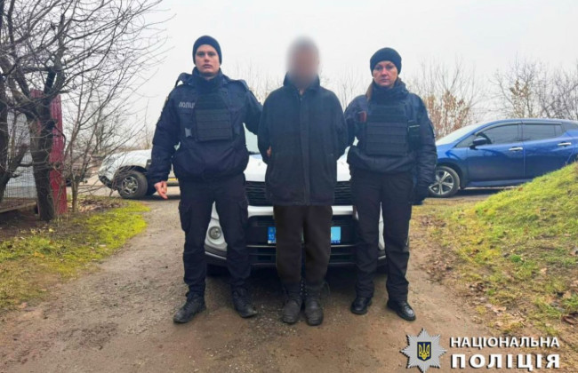 В Яготине на Киевщине мужчина сорвал флаг Украины с магазина