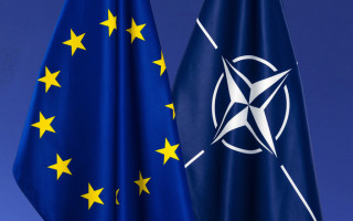 НАТО станет делиться секретной информацией с Евросоюзом и оборонной промышленностью, — Bloomberg