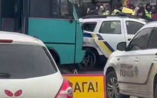 У Києві маршрутка протаранила два поліцейських автомобілі, відео