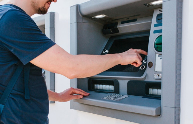 В банкоматах Латвии исчезнет русский язык — что известно