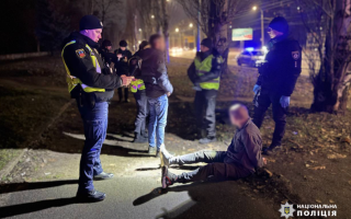 У Черкасах чоловік влаштував стрілянину на зупинці, аби розібратися в конфлікті