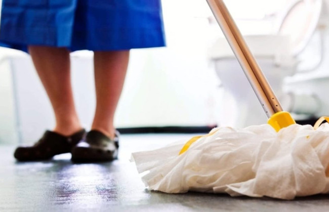 На Закарпатье суд оштрафовал школьную уборщицу, которая ударила ученицу шваброй