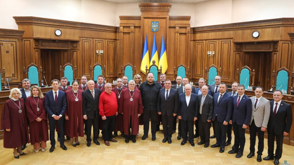 Сразу у трех судей КСУ Виктора Колесника, Виктора Кривенко и Владимира Мойсика истек срок полномочий