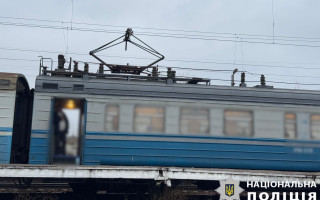 На Київщині госпіталізували з опіками підлітка, який виліз на дах вагону під час руху потяга
