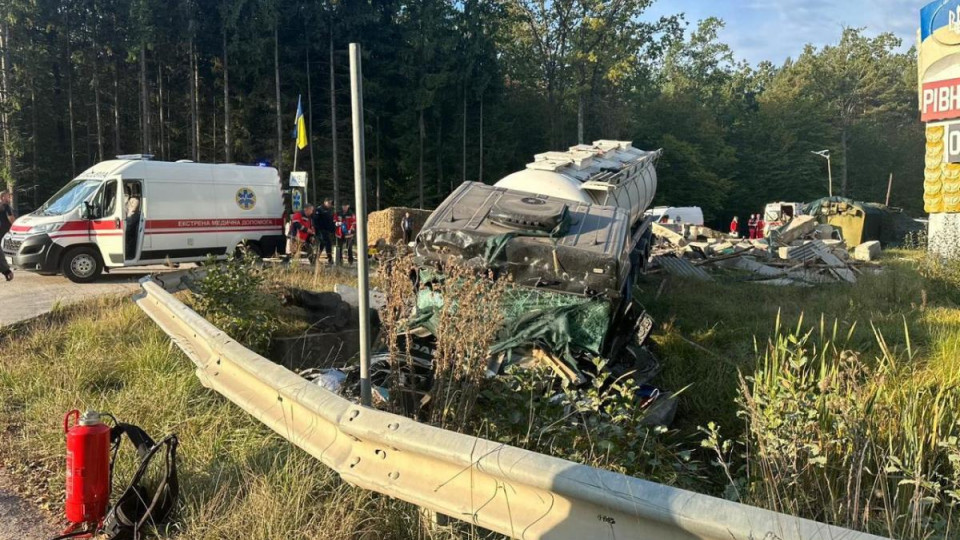 На Рівненщині водій вантажівки спричинив смертельну ДТП на блокпості