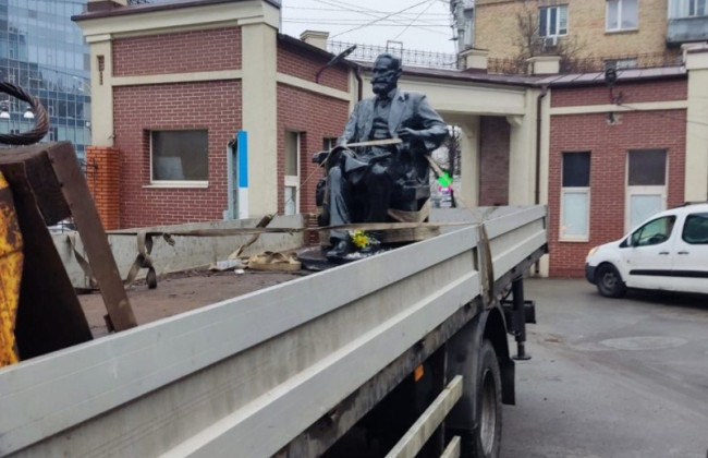 В центре Киева был демонтирован памятник лауреату Нобелевской премии в области физиологии Ивану Павлову
