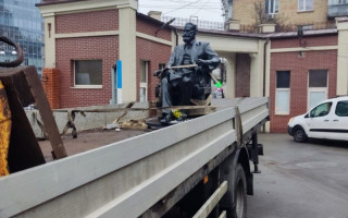 У центрі Києва демонтували пам'ятник лауреату Нобелівської премії в галузі фізіології Івану Павлову