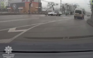 В соцсети обнародовали видео, где водитель не пропустил пешехода — полиция наказала водителя