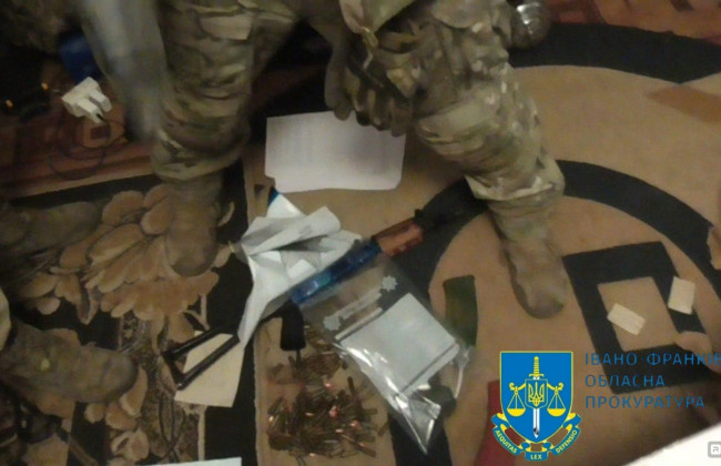 На Прикарпатье 43-летнего мужчину подозревают в незаконном хранении оружия