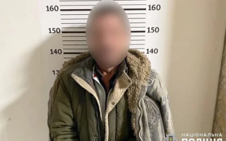 Ледь не зарубав сокирою через ревнощі — на Хмельниччині судили чоловіка за спробу подвійного вбивства