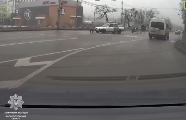 В соцсети обнародовали видео, где водитель не пропустил пешехода — полиция наказала водителя