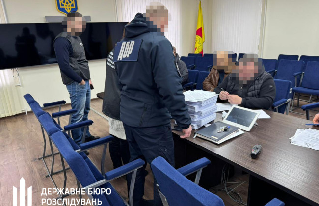 На Кіровоградщині депутата міськради підозрюють у закупівлі неякісного одягу для військових