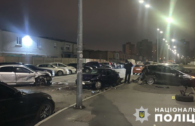 В Киеве водитель протаранил семь припаркованных автомобилей во время комендантского часа
