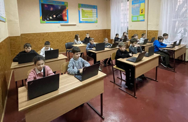 Эстония передала 300 устройств для школьников Одессы и области