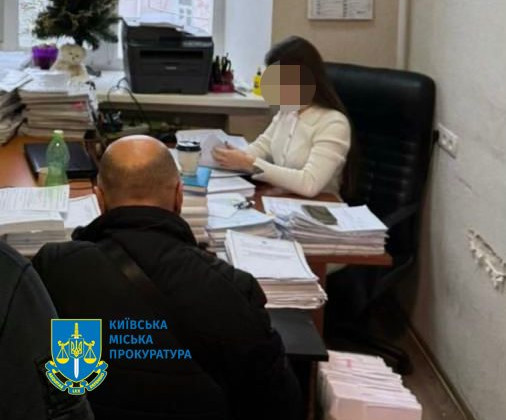 Посадовцю Подільської РДА повідомлено про підозру у переплаті за двері та вікна для багатоповерхівки