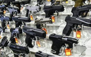 У США суд визнав неконституційною заборону на продаж зброї особам до 21 року