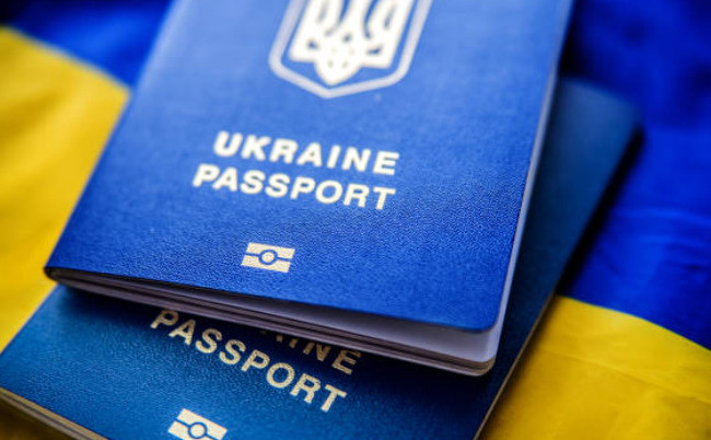 Госмиграционная служба объяснила, можно ли иметь два действующих загранпаспорта