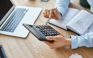 Подлежат ли списанию излишне уплаченные суммы налогов, если плательщики не подали заявления на их возврат