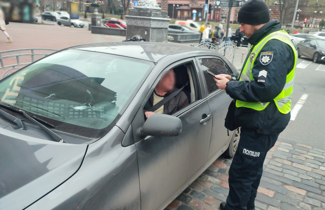 В Киеве патрульные с помощью штрафов напомнили водителям правила остановки возле переходов