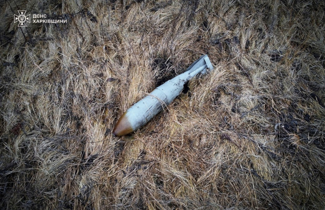 На Харківщині люди знайшли у полі між населеними пунктами авіаційну бомбу