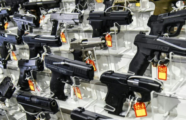 У США суд визнав неконституційною заборону на продаж зброї особам до 21 року