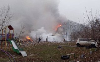 Росіяни вдарили по п’ятиповерхівці у Полтаві, будинок у вогні — фото та відео