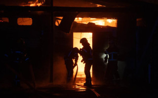 У Києві сталася потужна пожежа на СТО, фото